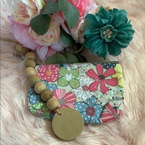 Thirty-one (31 kid) mini zipper pouch.